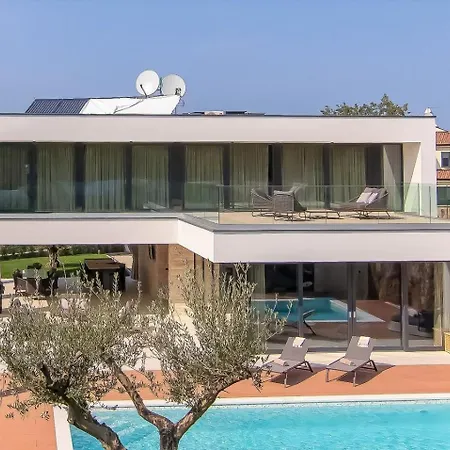#1 For 8 People Near Rovinj With 50 M2 Private Pool, Sauna & Pet Friendly Vila *